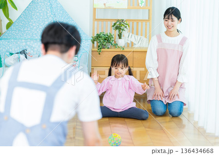 保育園で遊ぶ子供と保育士さん 136434668