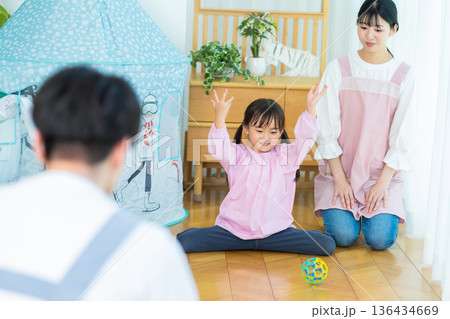 保育園で遊ぶ子供と保育士さん 136434669