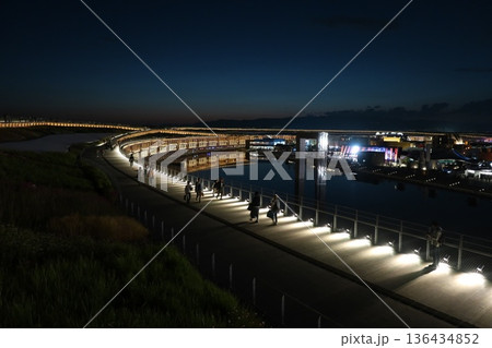 大阪・関西万博の大屋根リング(EXPO2025)の夜景 大阪・関西万博の大屋根リング(EXPO2025)の夜景 136434852