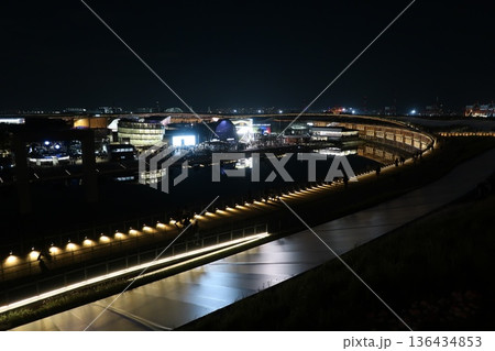 大阪・関西万博の大屋根リング(EXPO2025)の夜景 大阪・関西万博の大屋根リング(EXPO2025)の夜景 136434853