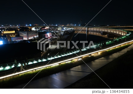 大阪・関西万博の大屋根リング(EXPO2025)の夜景 大阪・関西万博の大屋根リング(EXPO2025)の夜景 136434855