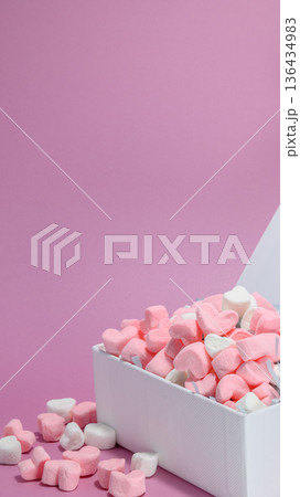箱に詰まったハートのマシュマロ 136434983