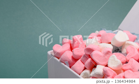箱に詰まったハートのマシュマロ 136434984
