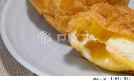 とろけるカスタードのシュークリーム 136434985
