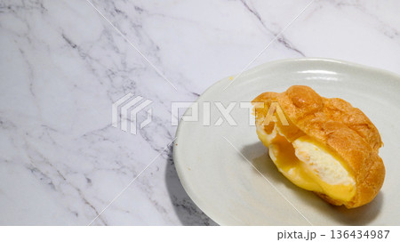 とろけるカスタードのシュークリーム 136434987