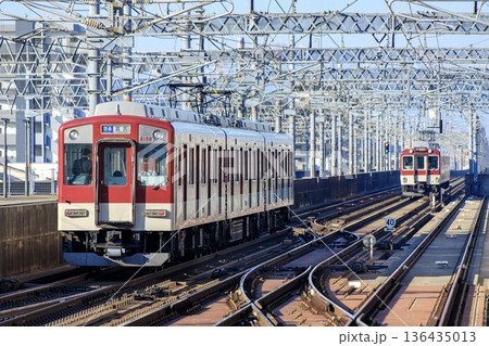 名古屋線の高架区間を行き交う近鉄車輌 名古屋線の高架区間を行き交う近鉄車輌 136435013