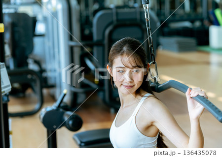 スポーツジムでトレーニングする若い女性 スポーツジムでトレーニングする若い女性 136435078