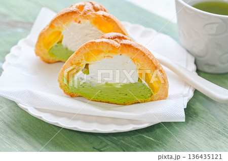 抹茶とホイップクリームのシュークリーム 136435121