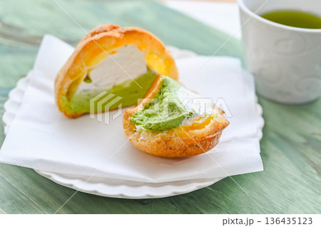 抹茶とホイップクリームのシュークリーム 抹茶とホイップクリームのシュークリーム 136435123