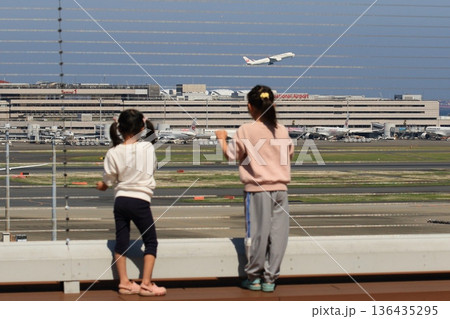 空港の展望デッキから飛行機を眺める子供二人 空港の展望デッキから飛行機を眺める子供二人 136435295