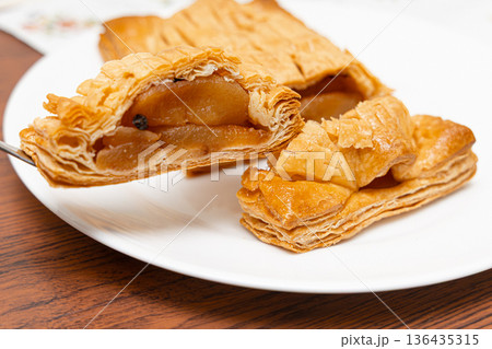 お皿に盛りつけられたアップルパイ2 136435315