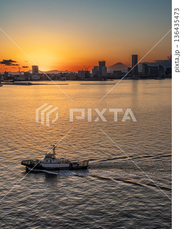 夕焼けに染まる漁港 夕焼けに染まる漁港 136435473