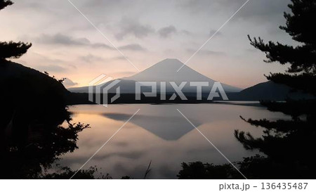 朝焼けの本栖湖の湖面に映る逆さ富士山 朝焼けの本栖湖の湖面に映る逆さ富士山 136435487