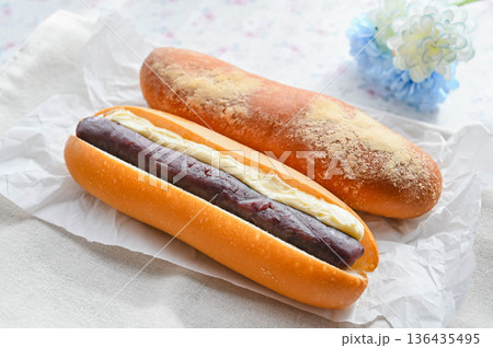 きなこ揚げパンとあんバターコッペパン きなこ揚げパンとあんバターコッペパン 136435495