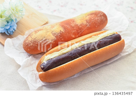 きなこ揚げパンとあんバターコッペパン きなこ揚げパンとあんバターコッペパン 136435497