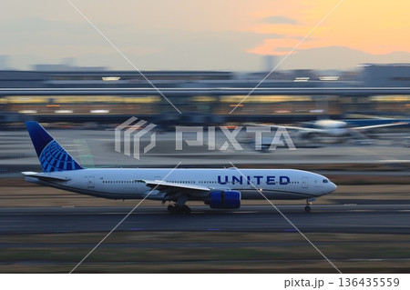着陸する旅客機 ランディングするジェット機 着陸する旅客機 ランディングするジェット機 136435559