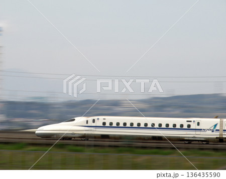 疾走する新幹線 136435590