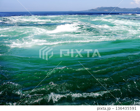 大きな波 136435591