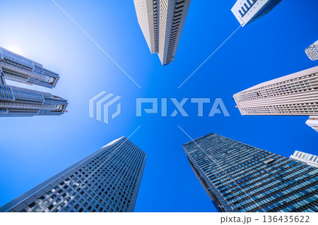 日本の東京都市景観　新宿のオフィスビル群や東京都庁などを望む。新時代へ＝令和8年2月9日 136435622