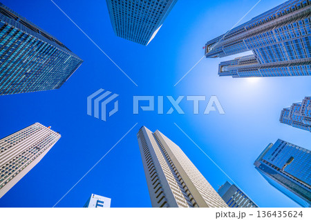 日本の東京都市景観　新宿の東京都庁や摩天楼などを望む。新時代へ＝令和8年2月9日 136435624