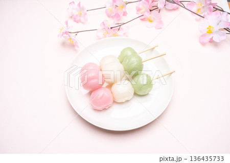 桜の花と三色団子の写真 136435733