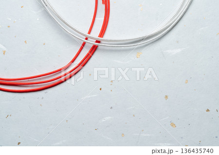 白地和紙に水引を配した構図 136435740