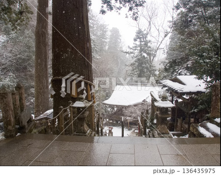 雪の日の由岐神社　京都 136435975