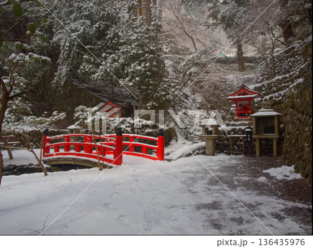 雪の日の鞍馬寺参道 雪の日の鞍馬寺参道 136435976