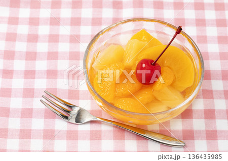 ガラスの器に入れたフルーツミックス 136435985