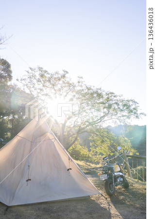 キャンプ場の朝 136436018