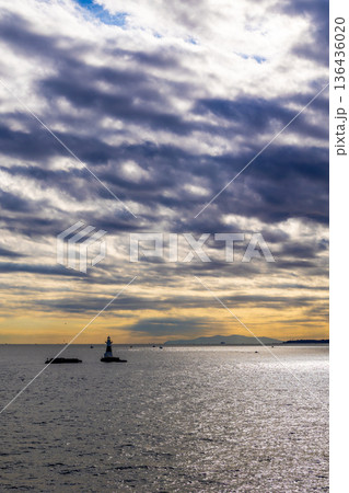 海に沈む夕日 136436020