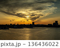 夕焼けに染まる空 136436022