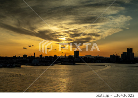 夕焼けに染まる空 136436022
