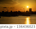 雲の隙間から見える夕日 136436023