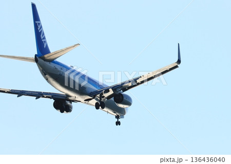 羽田空港に着陸する旅客機　飛行機の着陸進入 136436040