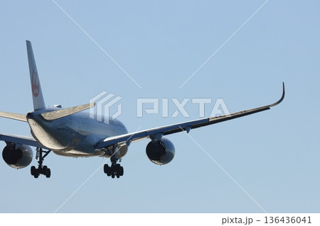 羽田空港に着陸する旅客機　飛行機の着陸進入 136436041