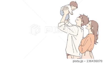 赤ん坊を抱き上げて笑顔で見つめる幸せな夫婦 赤ん坊を抱き上げて笑顔で見つめる幸せな夫婦 136436070