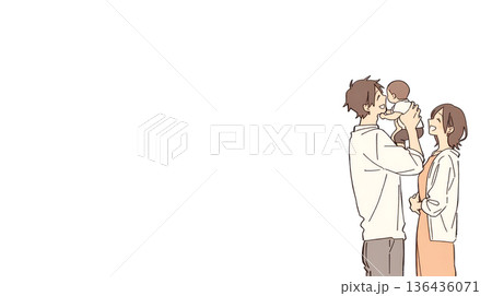 赤ん坊を抱き上げて笑顔で見つめる幸せな夫婦 136436071