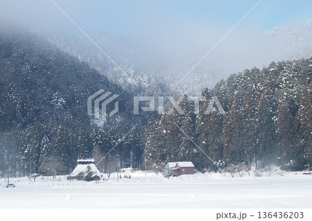 美山の藁ぶき屋根と雪 美山の藁ぶき屋根と雪 136436203