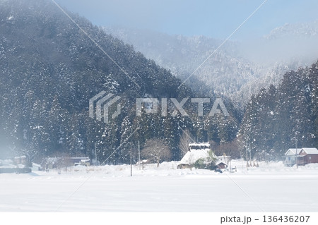 美山の藁ぶき屋根の民家と雪景色 美山の藁ぶき屋根の民家と雪景色 136436207
