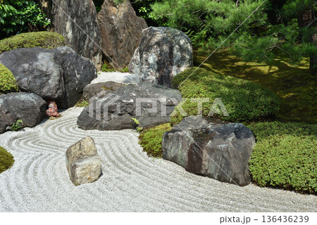 霊源院庭園 鶴鳴九皐 枯山水とダルマ(京都市東山区) 霊源院庭園 鶴鳴九皐 枯山水とダルマ(京都市東山区) 136436239
