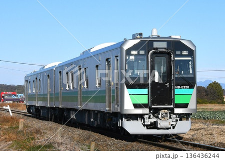 高崎へ向けて八高線をゆくHB-E220系 136436244