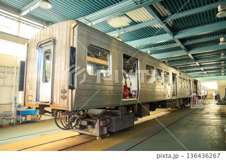 小倉総合車両センターで検査を受ける813系電車（JR九州） 136436267