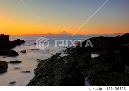 城ヶ島からの夕焼けの富士山 136436568