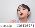 4歳女の子の上半身 (白バック 無背景) 136436571
