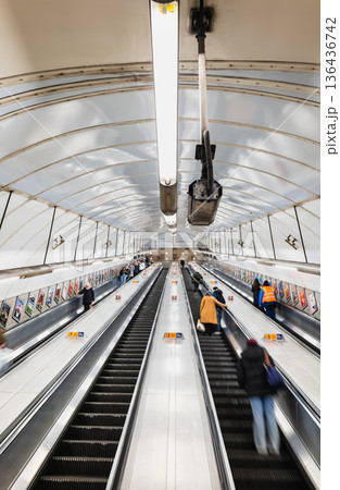 地下鉄・エスカレーター・都市点景のイメージ ロンドン 地下鉄・エスカレーター・都市点景のイメージ ロンドン 136436742