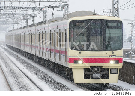 雪の中を走る京王8000系8714F 136436948