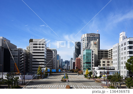 セントラルブリッジから見る、開放感のある名古屋駅方面のビジネス街景観2 136436978