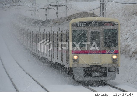 雪降る中を走る京王7000系7727F 136437147