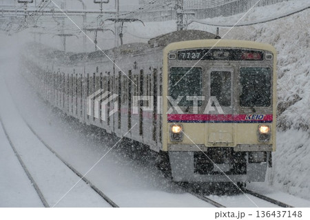 雪の中を走る京王7000系7727F 136437148